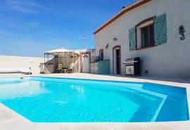 Beautifully Renovated Villa With 5 Bedrooms, 2 Bathrooms And A Garage On A Landscaped 681 M2 Plot With Heated Swimming Pool And Petanque Court. Beautifully Renovated Villa With 5 Bedrooms, 2 Bathrooms And A Garage On A Landscaped 681 M2 Plot With Heated Swimming Pool And Petanque Court.