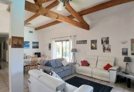 Beautifully Renovated Villa With 5 Bedrooms, 2 Bathrooms And A Garage On A Landscaped 681 M2 Plot With Heated Swimming Pool And Petanque Court. Beautifully Renovated Villa With 5 Bedrooms, 2 Bathrooms And A Garage On A Landscaped 681 M2 Plot With Heated Swimming Pool And Petanque Court.