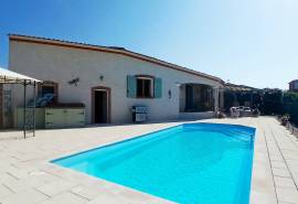Beautifully Renovated Villa With 5 Bedrooms, 2 Bathrooms And A Garage On A Landscaped 681 M2 Plot With Heated Swimming Pool And Petanque Court. Beautifully Renovated Villa With 5 Bedrooms, 2 Bathrooms And A Garage On A Landscaped 681 M2 Plot With Heated Swimming Pool And Petanque Court.