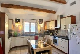 Beautifully Renovated Villa With 5 Bedrooms, 2 Bathrooms And A Garage On A Landscaped 681 M2 Plot With Heated Swimming Pool And Petanque Court. Beautifully Renovated Villa With 5 Bedrooms, 2 Bathrooms And A Garage On A Landscaped 681 M2 Plot With Heated Swimming Pool And Petanque Court.
