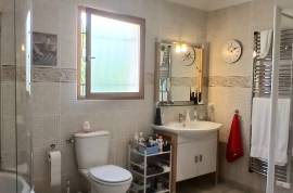Beautifully Renovated Villa With 5 Bedrooms, 2 Bathrooms And A Garage On A Landscaped 681 M2 Plot With Heated Swimming Pool And Petanque Court. Beautifully Renovated Villa With 5 Bedrooms, 2 Bathrooms And A Garage On A Landscaped 681 M2 Plot With Heated Swimming Pool And Petanque Court.