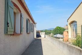 Beautifully Renovated Villa With 5 Bedrooms, 2 Bathrooms And A Garage On A Landscaped 681 M2 Plot With Heated Swimming Pool And Petanque Court. Beautifully Renovated Villa With 5 Bedrooms, 2 Bathrooms And A Garage On A Landscaped 681 M2 Plot With Heated Swimming Pool And Petanque Court.