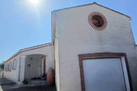 Beautifully Renovated Villa With 5 Bedrooms, 2 Bathrooms And A Garage On A Landscaped 681 M2 Plot With Heated Swimming Pool And Petanque Court. Beautifully Renovated Villa With 5 Bedrooms, 2 Bathrooms And A Garage On A Landscaped 681 M2 Plot With Heated Swimming Pool And Petanque Court.