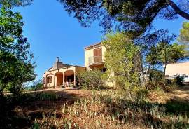 Unique Villa With 220 M2 Of Living Space On An Exceptional Plot Of 11651 M2 In The Heart Of The Garrigue, With Breathtaking Panoramic Views And At Walking Distance From The River.