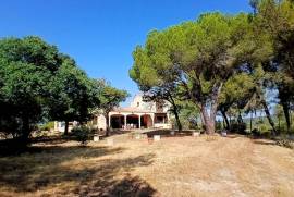 Unique Villa With 220 M2 Of Living Space On An Exceptional Plot Of 11651 M2 In The Heart Of The Garrigue, With Breathtaking Panoramic Views And At Walking Distance From The River.