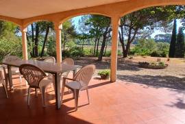 Unique Villa With 220 M2 Of Living Space On An Exceptional Plot Of 11651 M2 In The Heart Of The Garrigue, With Breathtaking Panoramic Views And At Walking Distance From The River.