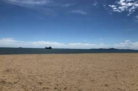 Beach Front Jom-Tien 3 storeys building and 3 Rai land for Rent