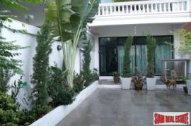 Five Store Large Townhouse for Rent in the On-nut Area, Bangkok