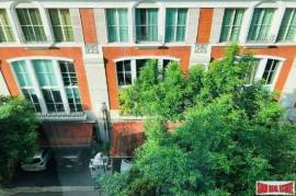 Elegant 4.5 Storey Townhouse 4 Beds with one miad room for Rent in Thong Lor.