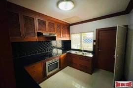 Elegant 4.5 Storey Townhouse 4 Beds with one miad room for Rent in Thong Lor.