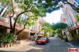 Elegant 4.5 Storey Townhouse 4 Beds with one miad room for Rent in Thong Lor.
