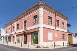 Investment Opportunity: Building in Cartaxo with 6 Units