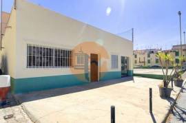 Spacious Commercial Property in a Prime Location - Vila Real de Santo António