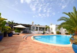 2-Bed. Villa with Pool and Garden