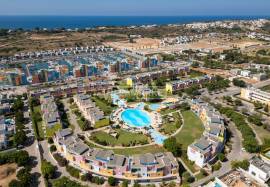 T0 apartment located on the ground floor of the 4-star tourist complex of Orada located in the Marina of Albufeira