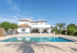 Fully Renovated 4+2 Bedroom Villa with Swimming Pool and Large Plot in Boliqueime