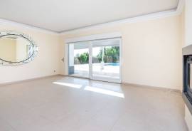 Fully Renovated 4+2 Bedroom Villa with Swimming Pool and Large Plot in Boliqueime