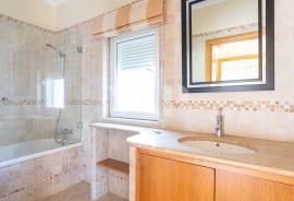 Fully Renovated 4+2 Bedroom Villa with Swimming Pool and Large Plot in Boliqueime