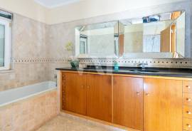 Fully Renovated 4+2 Bedroom Villa with Swimming Pool and Large Plot in Boliqueime