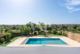Fully Renovated 4+2 Bedroom Villa with Swimming Pool and Large Plot in Boliqueime