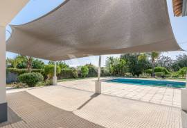 Fully Renovated 4+2 Bedroom Villa with Swimming Pool and Large Plot in Boliqueime