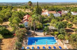 Faro – Character 6+1-bedroom quinta with pool and guest cottages