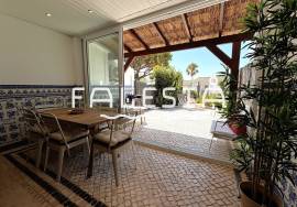 QUINTA DO POÇO - UPDATED TOWNHOUSE WITH 2 PRIVATE PATIO SPACES AND A SHARED POOL