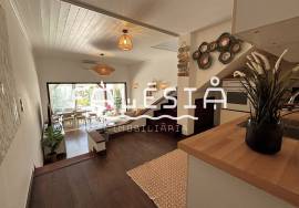 QUINTA DO POÇO - UPDATED TOWNHOUSE WITH 2 PRIVATE PATIO SPACES AND A SHARED POOL