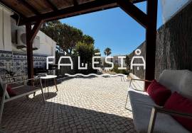QUINTA DO POÇO - UPDATED TOWNHOUSE WITH 2 PRIVATE PATIO SPACES AND A SHARED POOL