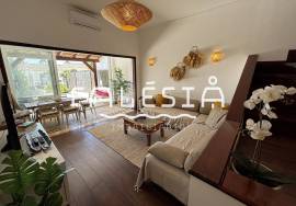 QUINTA DO POÇO - UPDATED TOWNHOUSE WITH 2 PRIVATE PATIO SPACES AND A SHARED POOL