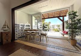 QUINTA DO POÇO - UPDATED TOWNHOUSE WITH 2 PRIVATE PATIO SPACES AND A SHARED POOL