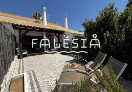 QUINTA DO POÇO - UPDATED TOWNHOUSE WITH 2 PRIVATE PATIO SPACES AND A SHARED POOL