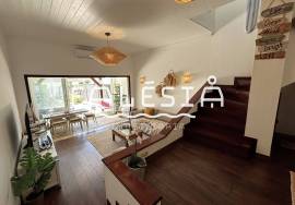 QUINTA DO POÇO - UPDATED TOWNHOUSE WITH 2 PRIVATE PATIO SPACES AND A SHARED POOL