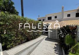 QUINTA DO POÇO - UPDATED TOWNHOUSE WITH 2 PRIVATE PATIO SPACES AND A SHARED POOL