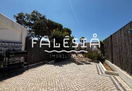 QUINTA DO POÇO - UPDATED TOWNHOUSE WITH 2 PRIVATE PATIO SPACES AND A SHARED POOL