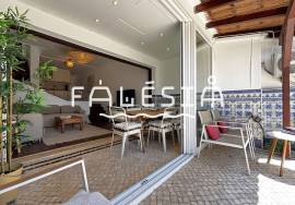 QUINTA DO POÇO - UPDATED TOWNHOUSE WITH 2 PRIVATE PATIO SPACES AND A SHARED POOL