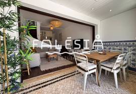 QUINTA DO POÇO - UPDATED TOWNHOUSE WITH 2 PRIVATE PATIO SPACES AND A SHARED POOL