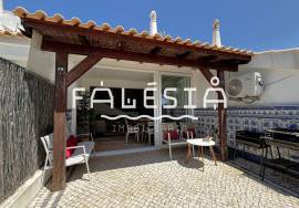 QUINTA DO POÇO - UPDATED TOWNHOUSE WITH 2 PRIVATE PATIO SPACES AND A SHARED POOL
