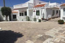 Amazing Property with 2 houses and 3 annexes in Sagres