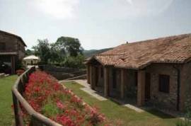Fantastic farmhouse with pool and farmland