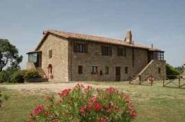 Fantastic farmhouse with pool and farmland