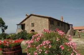 Fantastic farmhouse with pool and farmland