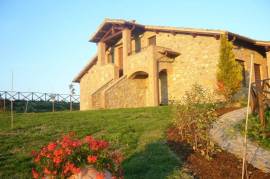 Fantastic farmhouse with pool and farmland