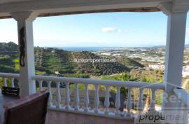 COMFORTABLE COUNTRY HOUSE of 269 m2, located on a hill just 4 km from the beach. PANORAMIC VIEW ON THE COAST