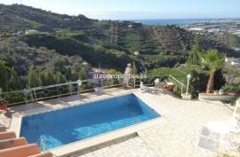 COMFORTABLE COUNTRY HOUSE of 269 m2, located on a hill just 4 km from the beach. PANORAMIC VIEW ON THE COAST