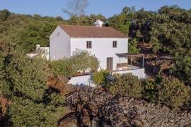 A property that respects tradition and nature in the hills of Marvão