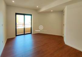 Refurbished 3 bedroom apartment 100m from the beach