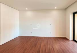 Refurbished 3 bedroom apartment 100m from the beach