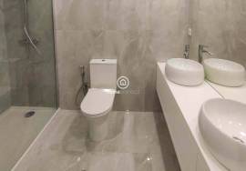 Refurbished 3 bedroom apartment 100m from the beach
