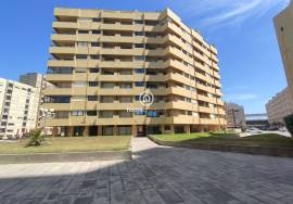 Refurbished 3 bedroom apartment 100m from the beach